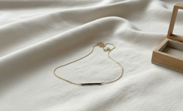 a beauitufl minimalist necklace