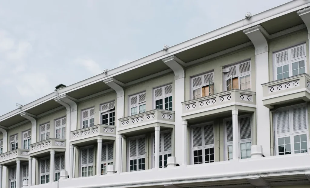 a beautiful colonial style building