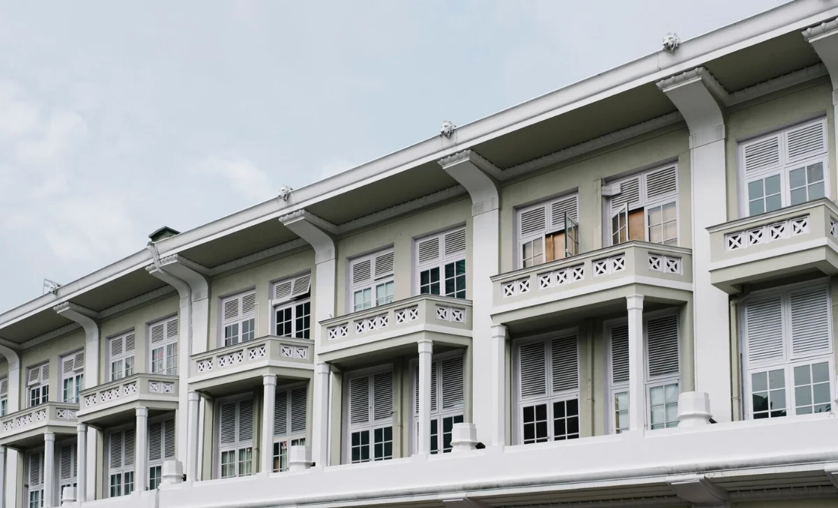 a beautiful colonial style building