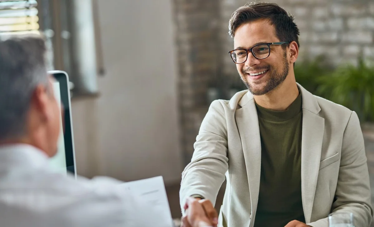 a recruiter handshake with an employee
