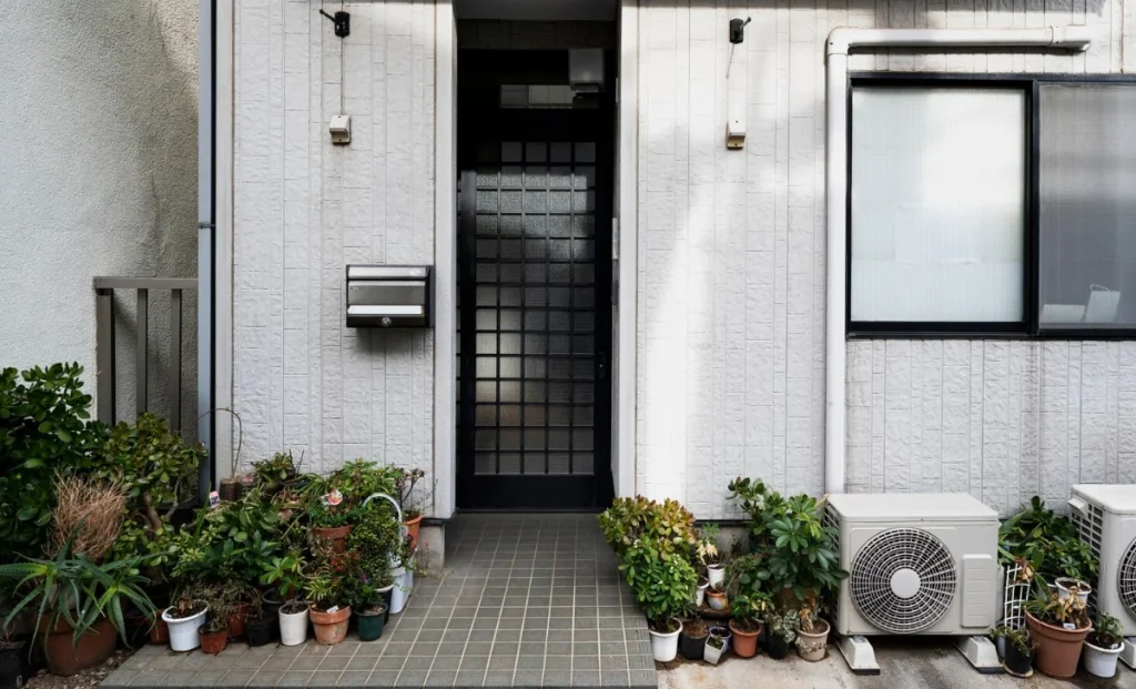 ac outdoor at the outside of a house
