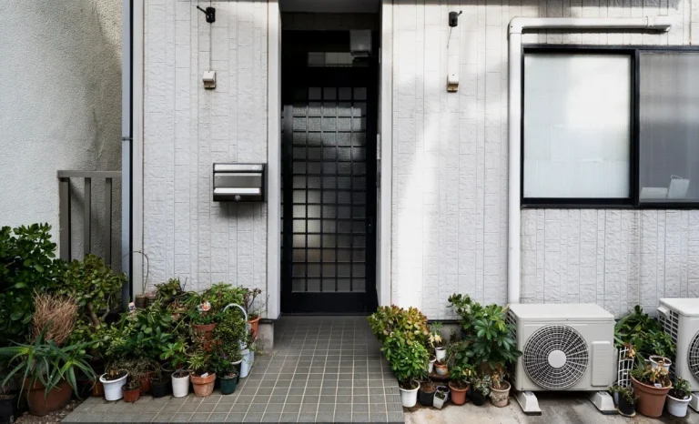 ac outdoor at the outside of a house
