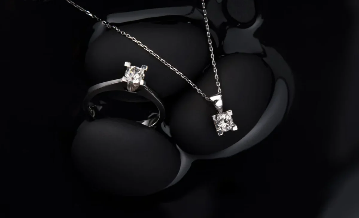 luxurious-silver-and-diamond-jewelry-set
